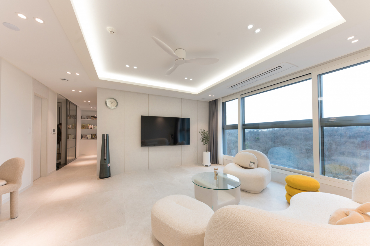 미니멀리즘과 따뜻함이 공존하는 2025년 거실 디자인 트렌드